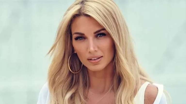 Η Κωνσταντίνα Σπυροπούλου ποζάρει με μπικίνι και κοιλιακούς &quot;φέτες&quot; έξι μήνες μετά τη γέννηση του γιου της