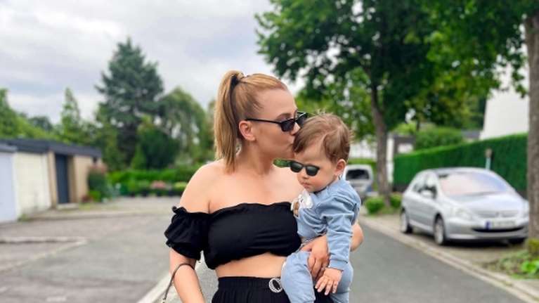 Η Λάουρα Νάργες &quot;ξεναγεί&quot; τον γιο της στη γειτονιά που μεγάλωσε - Ταξίδι στη Γερμανία