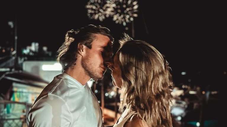 Φουλ ερωτευμένοι: Η έκπληξη της Πάουλα Μπαντόσα για τα γενέθλια του Στέφανου Τσιτσιπά [βίντεο]