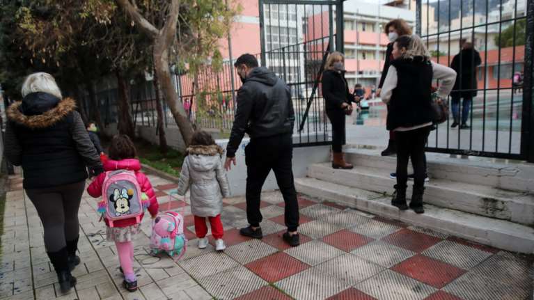 Η πρώτη αγωγή για επιμέλεια παιδιών: Μητέρα κατά του φανατικού αντιεμβολιαστή συζύγου της