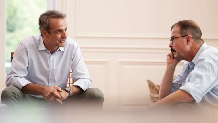 Christopher C. King: Ποιος είναι ο Αμερικανός εθνομουσικολόγος που πολιτογραφήθηκε Έλληνας στο Μαξίμου [Εικόνες]