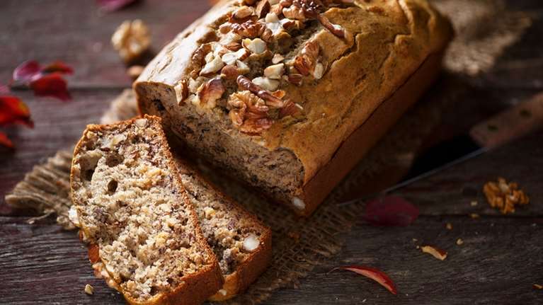 Εύκολη συνταγή: Υγιεινό κέικ βρώμης με κανέλα - Χωρίς αλεύρι, αυγά και ζάχαρη