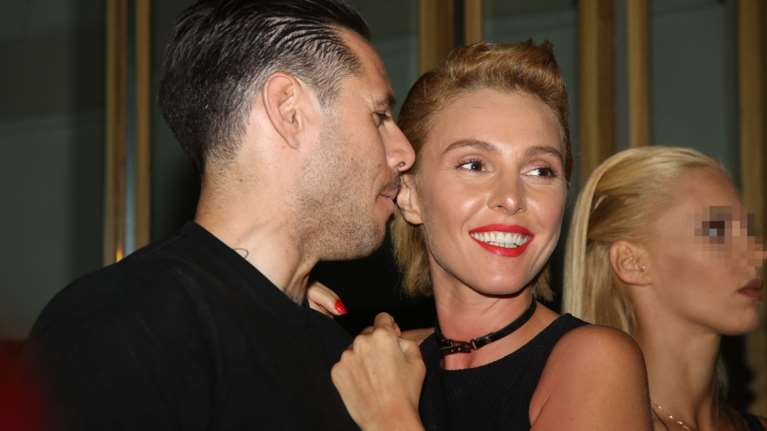 Τάμτα - Πάρης Κασιδόκωστας: Για μπάνιο στη Μύκονο με την κόρη της, Άννυ [εικόνες]