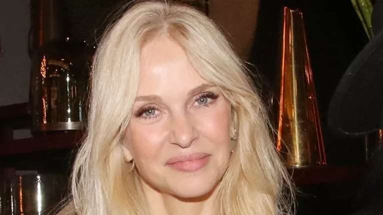 Μαρί Κωνσταντάτου: Σε νέα δημόσια εμφάνιση με τον σύζυγό της με βελούδινο μπλε κοστούμι