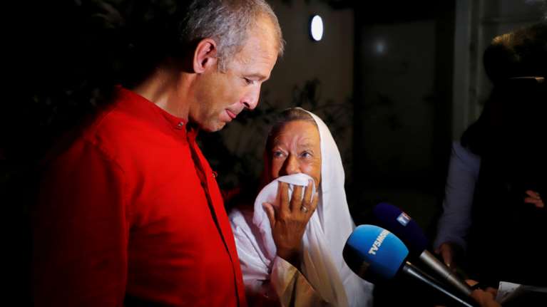 Συγκλονιστικό βίντεο: Απελευθερώθηκε η τελευταία Γαλλίδα όμηρος στον κόσμο- 4 χρόνια στα χέρια τζιχαντιστών