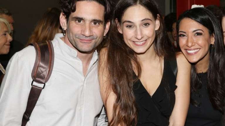 Ευγενία Σαμαρά - Οδυσσέας Παπασπηλιόπουλος: Χαμογελαστοί σε θεατρική πρεμιέρα στο Παγκράτι