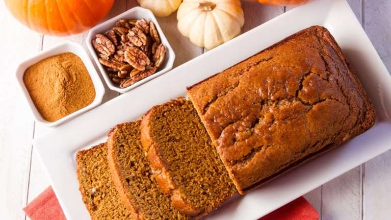 Μια εύκολη συνταγή για ένα υγιεινό κέικ με κολοκύθα, καρύδια και πετιμέζι