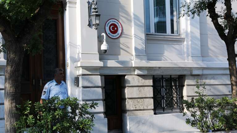 Επίθεση με μπογιές στο κτήριο της τουρκικής πρεσβείας στο κέντρο της Αθήνας