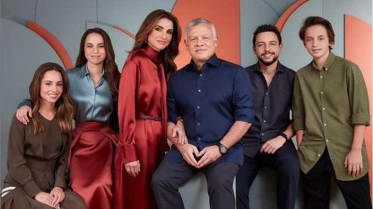 Βασίλισσα Ράνια: Κομψή εμφάνιση με λευκό πουκάμισο για τα γενέθλια του βασιλιά