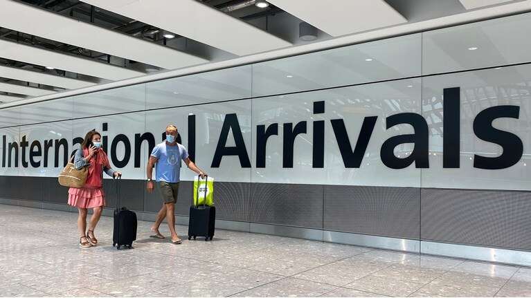 Βρετανία - κορονοϊός: Το Λονδίνο επαναφέρει πέντε ελληνικά νησιά στον κατάλογο ασφαλών ταξιδιών