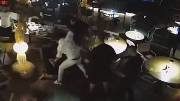 Πυροβολισμοί σε beach bar της Χαλκιδικής: Ψάχνουν τον Έλληνα &quot;φουσκωτό μποξέρ&quot; και τον &quot;πιστολέρο&quot;