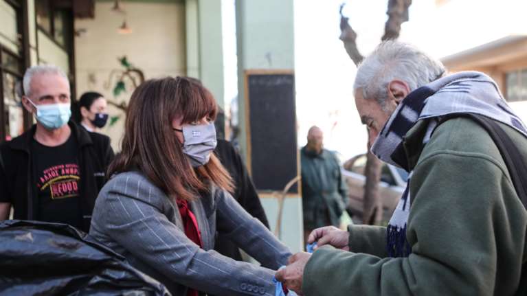 Κίνηση ανθρωπιάς από τη Σακελλαροπούλου: Μοίρασε συσσίτιο σε συνανθρώπους μας [Εικόνες]