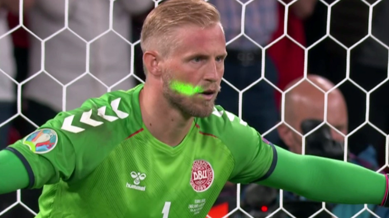 Euro 2020 - Σάλος για το πέναλτι στο Αγγλία - Δανία: Έριχναν λέιζερ στον Σμάιχελ την ώρα της εκτέλεσης [Βίντεο]