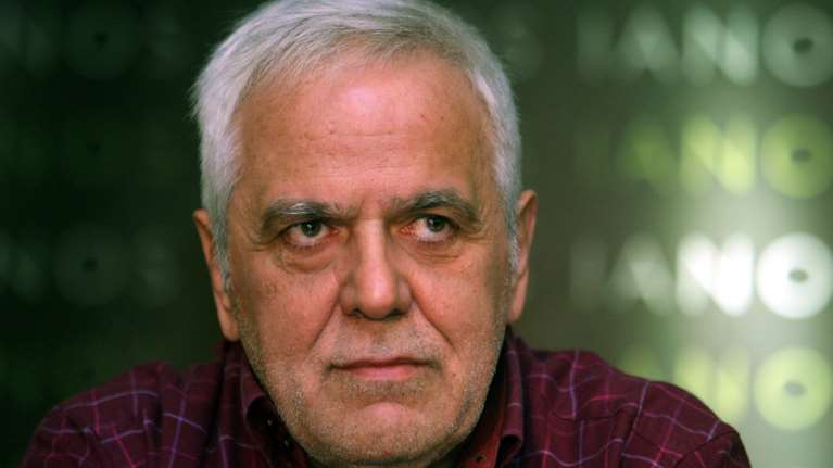 Γκάφα Πάσχου Μανδραβέλη- Κατηγόρησε την Αυγή ότι πουλάει σημαίες της χούντας, αλλά…