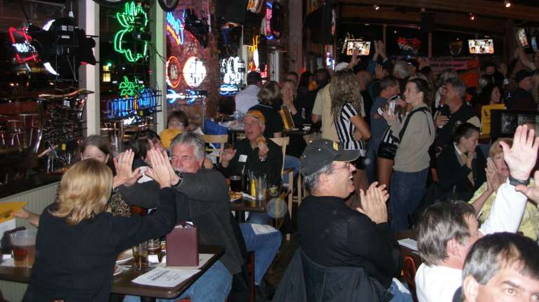 Κορονοϊός: Ένα βήμα πριν το lockdown η Βρετανία- Οι Βρετανοί αντιδρούν στο κλείσιμο των πάμπ