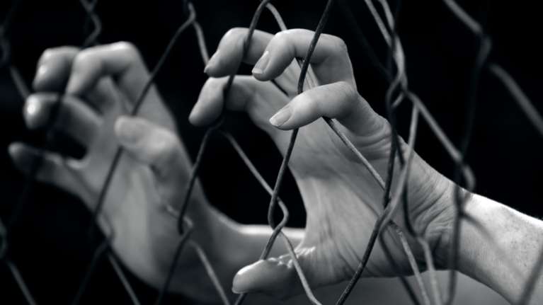 Θεσσαλονίκη: 83χρονη κατηγορείται για εμπορία ανθρώπων - Εξέδιδε 20χρονη - Αναζητείται και ένας 27χρονος