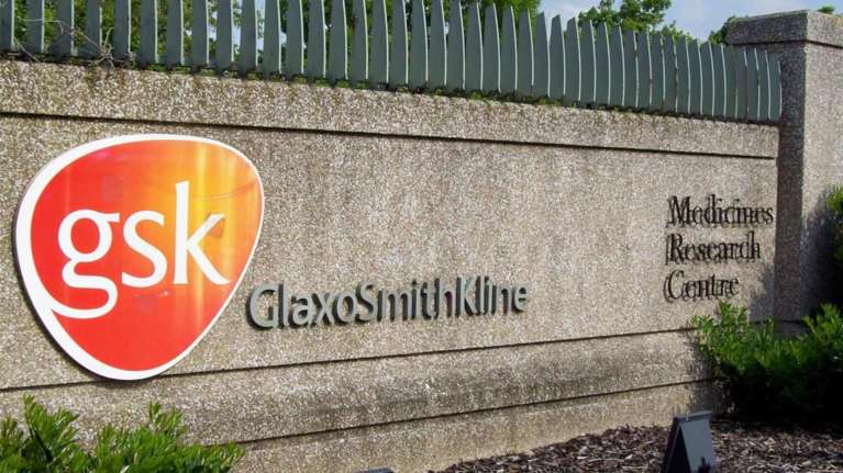GSK: Στα δικαστήρια κατά της Pfizer για το εμβόλιο κατά του RSV