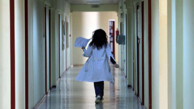 Περιστέρι: Στο νοσοκομείο 14χρονη αφού λιποθύμησε από κατανάλωση αλκοόλ - Δύο συλλήψεις