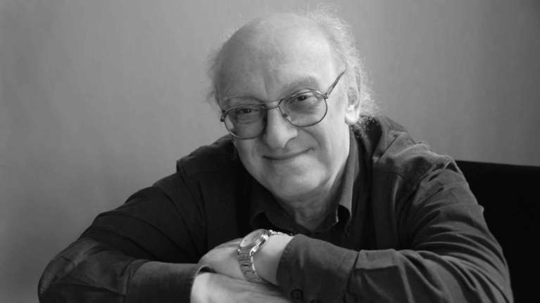 Πέτρος Μάρκαρης: Ξεφυλλίζοντας το τελευταίο του μυθιστόρημα &quot;Η βία της αποτυχίας&quot; - Το νουάρ στοιχείο του συγγραφέα