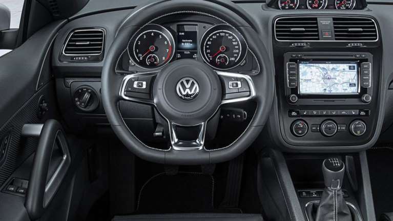 Πόσο επικίνδυνες είναι οι οθόνες στο αυτοκίνητο;