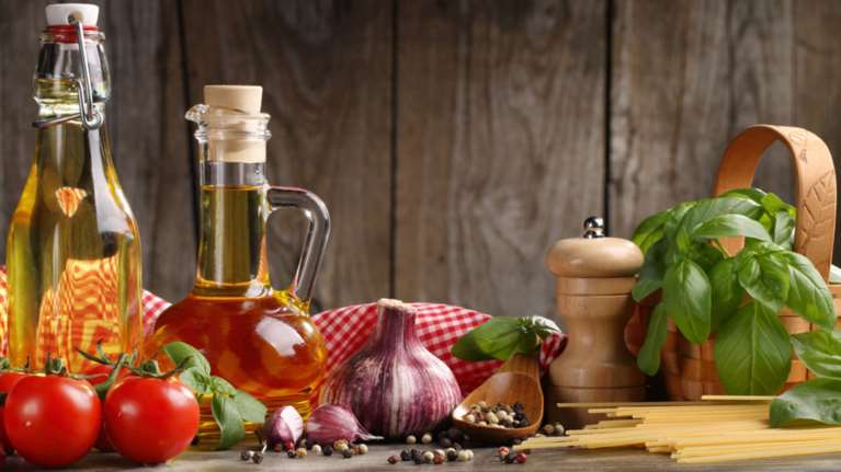 Ξηροί καρποί, φρούτα, γαλακτοκομικά και ακόρεστα λιπαρά: Η χρυσή τετράδα που χαρίζει μακροζωία