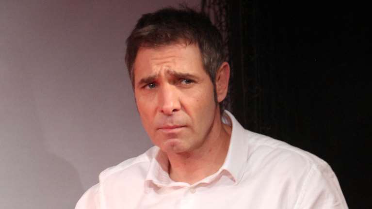 Ευτυχισμένος παππούς ο Θοδωρής Αθερίδης: Κάνει βουτιές στην πισίνα με τον δίχρονο εγγονό του