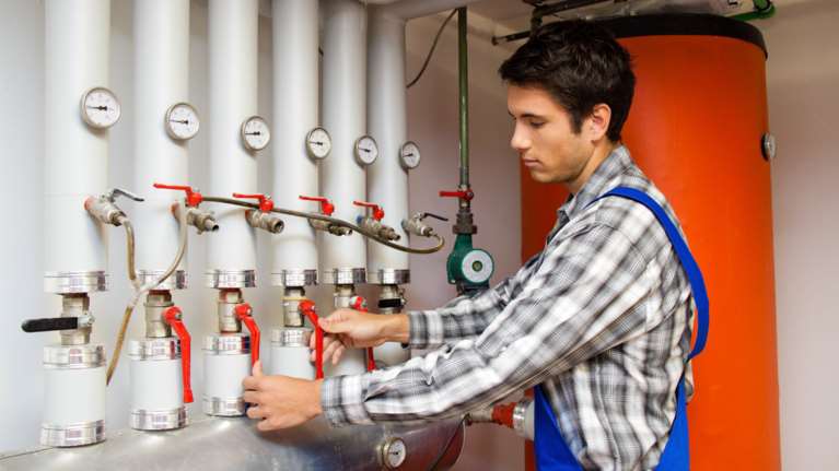 Καυστήρες πετρελαίου τέλος για τις νέες οικοδομές από το 2025- Και όλα τα νέα ταξί θα είναι ηλεκτρικά πλέον