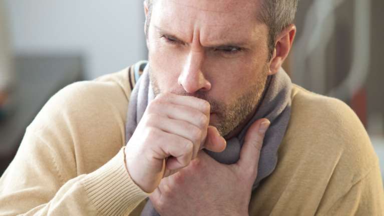 Τι μπορεί να κρύβει ο επίμονος βήχας και πόσο διαρκεί;