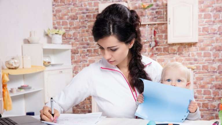 Τα 14 μέτρα για την ισότητα των γυναικών στην αγορά εργασίας -  Επέκταση επιδόματος μητρότητας, αύξηση αφορολόγητου