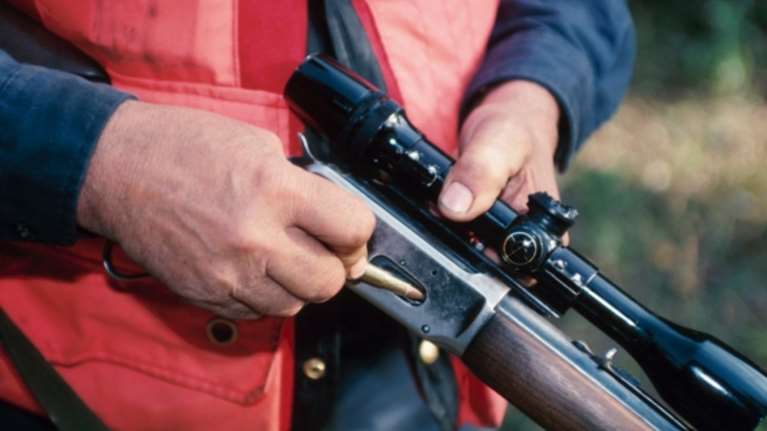 Απίστευτο περιστατικό στην Καρδίτσα: 67χρονος πυροβόλησε και άφησε ανάπηρο τον δάσκαλο για ένα κυνηγόσκυλο