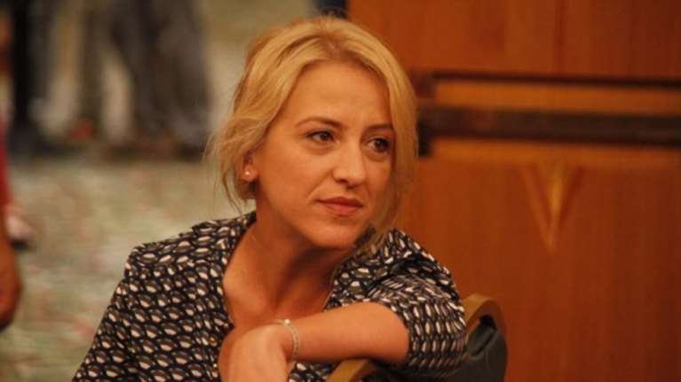 Η Ρένα Δούρου βρήκε &quot;κιτς&quot; την υποδοχή των τουριστών με αψίδες νερού, νταούλια και μαντινάδες