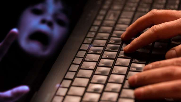 Απίστευτο υλικό παιδικής πορνογραφίας στο σπίτι του συνταξιούχου μουσικού στα Σεπόλια - Στη &quot;φάκα&quot; και φοιτητής από τη Λακωνία