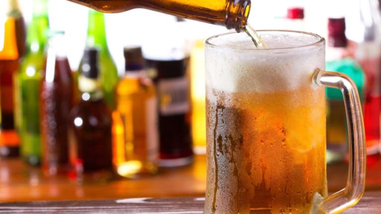 Πόσα λίτρα μπύρας πίνουν οι Έλληνες κάθε χρόνο - Σε καθεστώς μικροζυθοποιίας επιστρέφει η ΕΖΑ