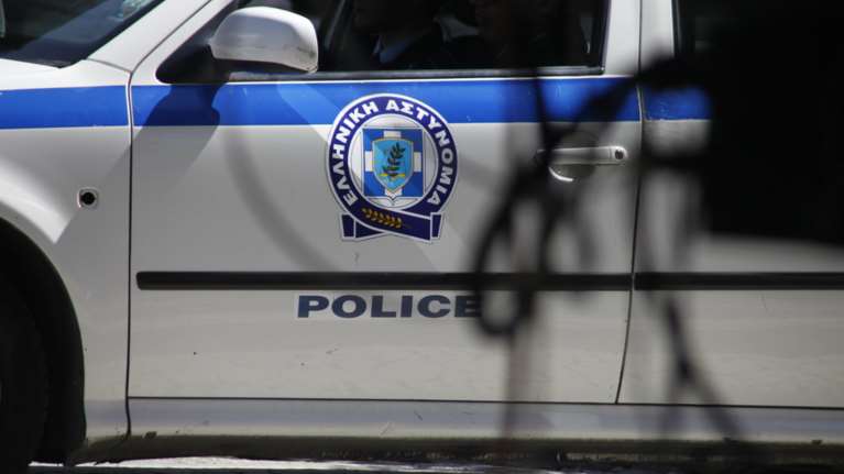 Πειραιάς - Ληστεία στην Ακτή Δηλαβέρη: Εισέβαλε σε κατάστημα με μπαλτά και απέσπασε 12.000 ευρώ