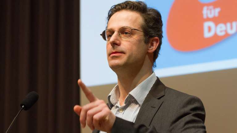 Aκροδεξιός Γερμανός βουλευτής πρότεινε την εκδίωξη προσφύγων με όπλα