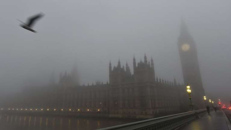 Το Λονδίνο καλύφθηκε από πυκνή ομίχλη - «Εξαφανίστηκε» η πόλη!