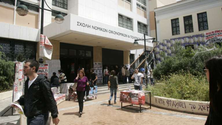 Με φρούτα και απειλές έδιωξαν τους αξιολογητές του ΕΚΠΑ