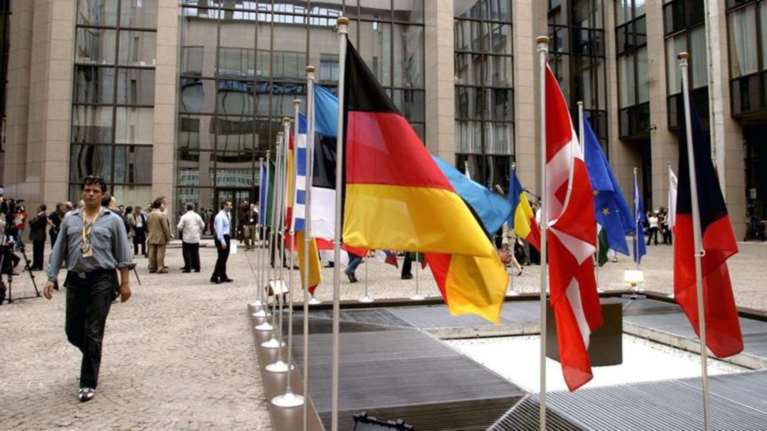 Κομισιόν: Υφεση και το 2016 λόγω capital controls, έκρηξη στο χρέος