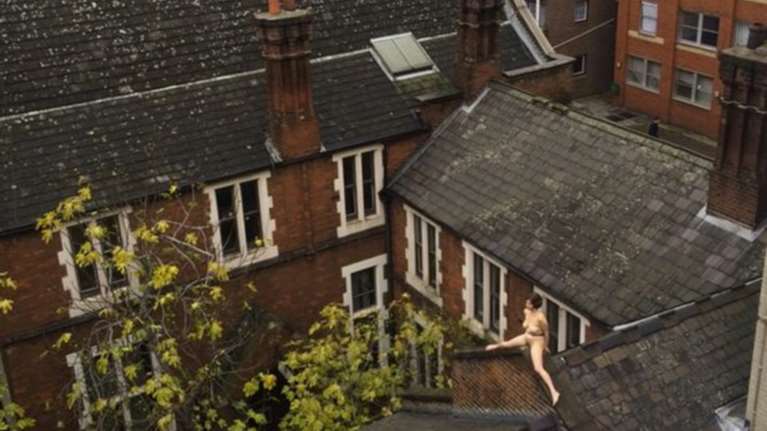 Γυμνή στις στέγες του Λονδίνου-Μια παράξενη περφόρμανς