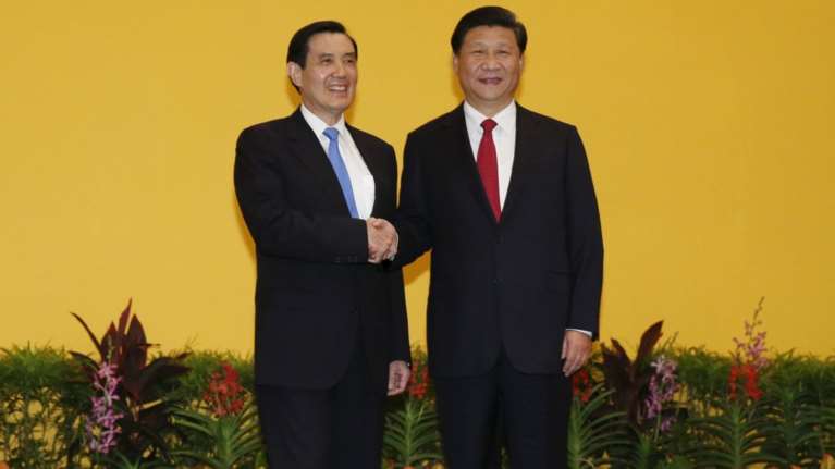 Ιστορική χειραψία των ηγετών της Κίνας και της Ταϊβάν - ΒΙΝΤΕΟ