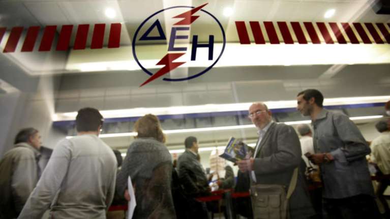 Η ΔΕΗ κόβει το ρεύμα σε 100.000 κακοπληρωτές
