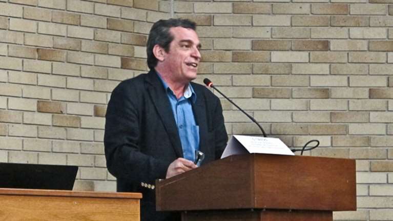 Ο αντιπρύτανης με το iPhone για γραμματέας στο υπουργείο Παιδείας