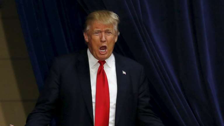 Χριστουγεννιάτικο πόλεμο στα Starbucks κήρυξε ο Ντόναλντ Τράμπ