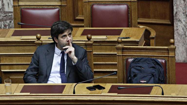 Ο Χουλιαράκης έστησε τη Βουλή και μετά τους... την είπε