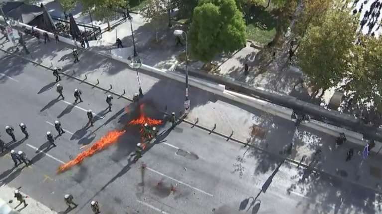 Βροχή μολότοφ και πετροπόλεμος στο Σύνταγμα, δείτε βίντεο