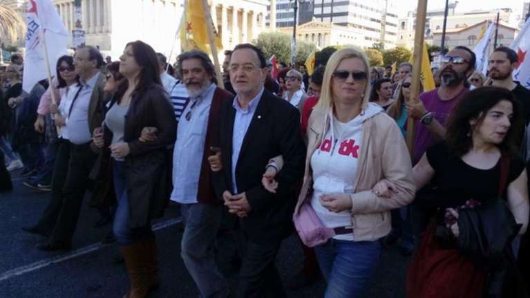 Ραχήλ και Ζωή με τζιν και μπότες στη διαδήλωση