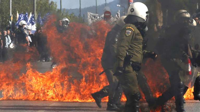 Βροχή από μολότοφ και πετροπόλεμος μετά τις πορείες