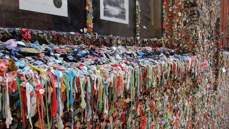 Καθάρισε από τις τσίχλες ο ιστορικός τοίχος του Σιάτλ