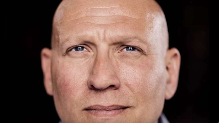 Έξι φωτογράφοι, φωτογραφίζουν τον ίδιο άνθρωπο - Πόσο διαφέρουν οι εικόνες;