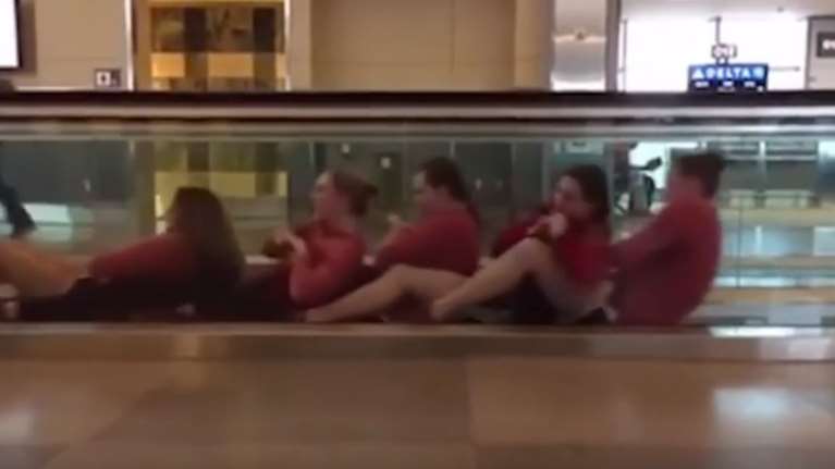 Γυναικεία ομάδα κολύμβησης έκανε...ύπτιο σε κυλιόμενο διάδρομο αεροδρομίου!